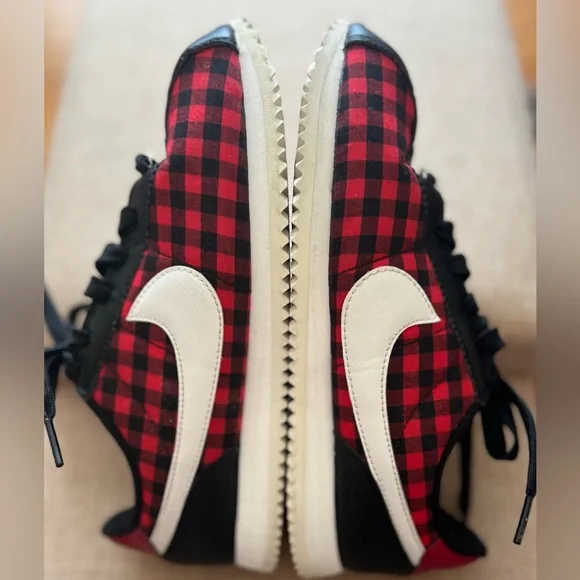 Nike Black and Red Sneakers Size 5Y - Picture 2 of 14